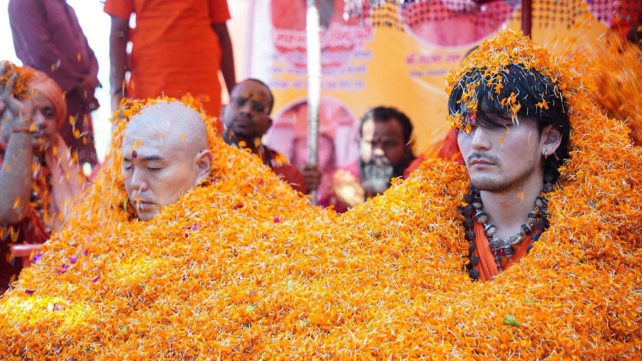 जापान के दो संत बने निरंजनी अखाड़े के महामंडलेश्वर, ऋषिकेश में वैदिक मंत्रों के बीच हुआ पट्टाभिषेक