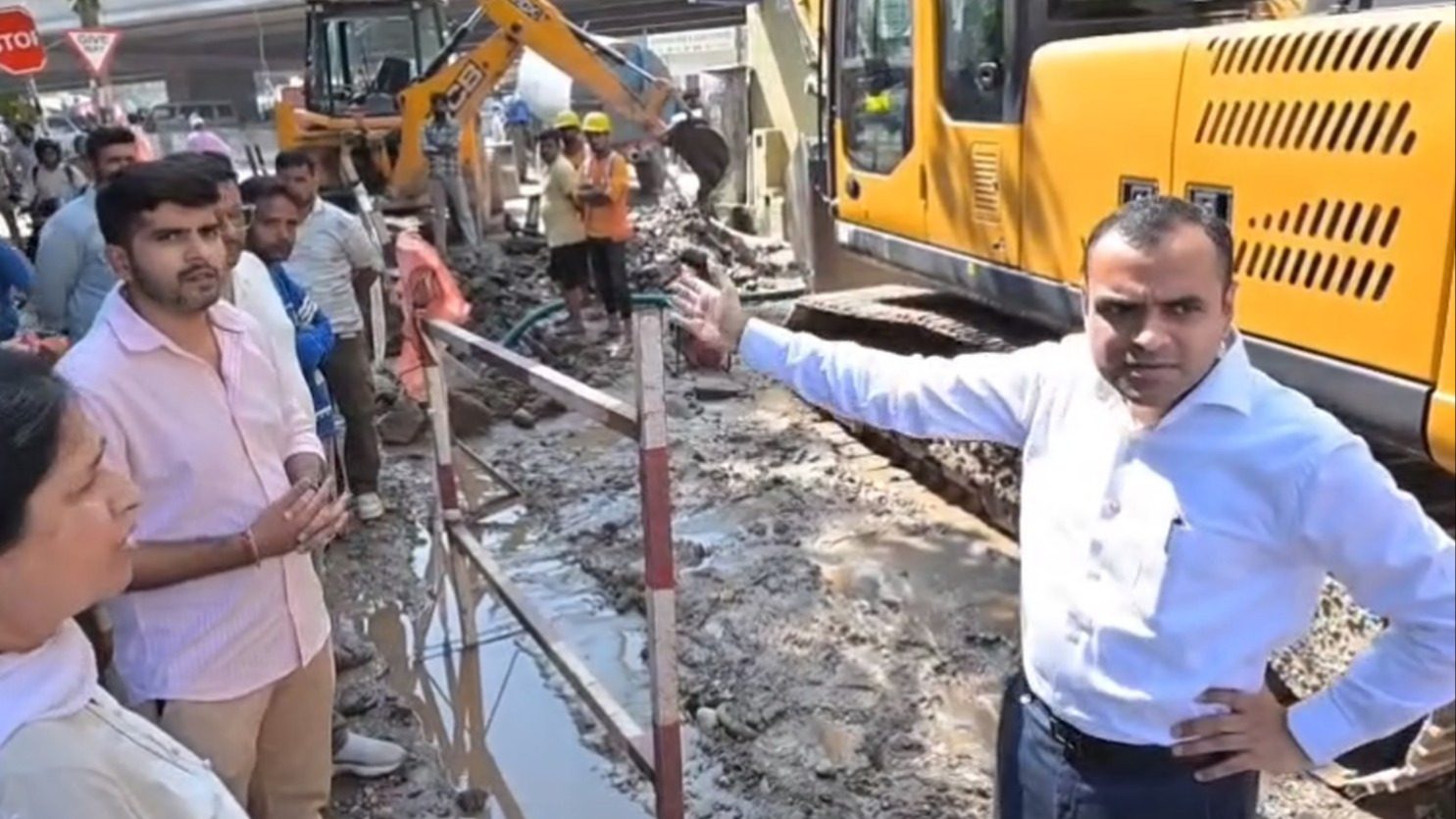 DM sets deadline for Bhupatwala-Saptasarovar roads, reprimands contractor