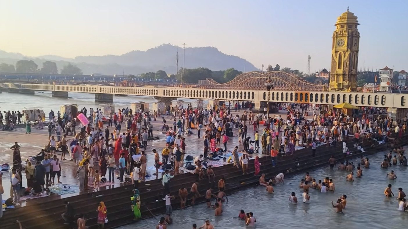 हरिद्वार में गांधी जयंती पर उमड़ा सैलाब, हर की पैड़ी पर हजारों श्रद्धालु; गंगा का बहाव तेज, बाजारों में भी भीड़
